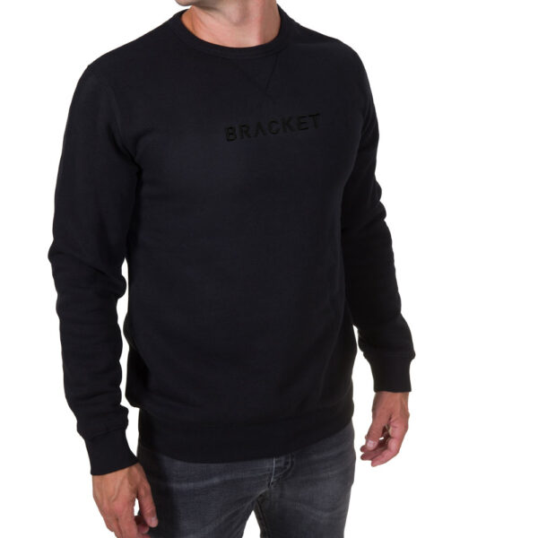 Sweatshirt-Zwart-Model-zwart-Letters-Front