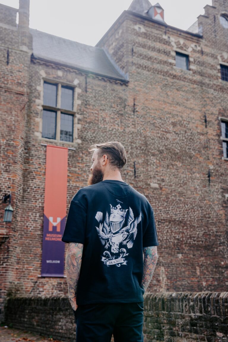 Zwart T-shirt met het nieuwe stadswapen bij Kasteel Helmond