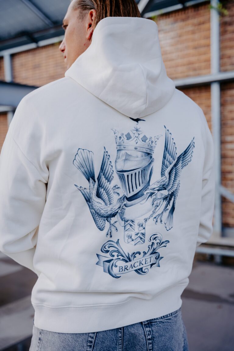 Het nieuwe stadswapen als backprint op de crème hoodie