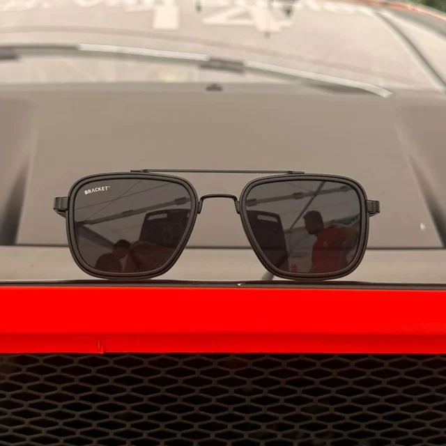 🕶️ I wear my sunglasses at night..