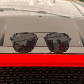 🕶️ I wear my sunglasses at night..
